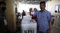 Kepala BP Batam H. Muhammad Rudi Gunakan Hak Pilih di TPS 017 Rosedale