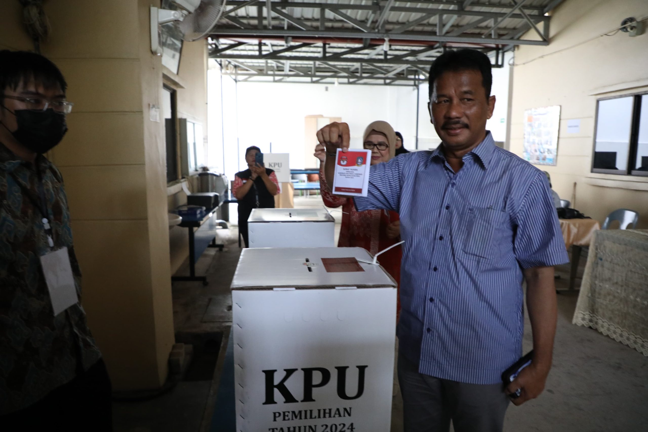 Kepala BP Batam H. Muhammad Rudi Gunakan Hak Pilih di TPS 017 Rosedale